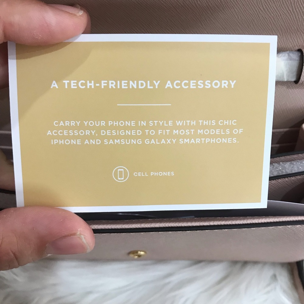 Michael Kors Large Phone Crossbody 🥰 - Picture 7 of 10